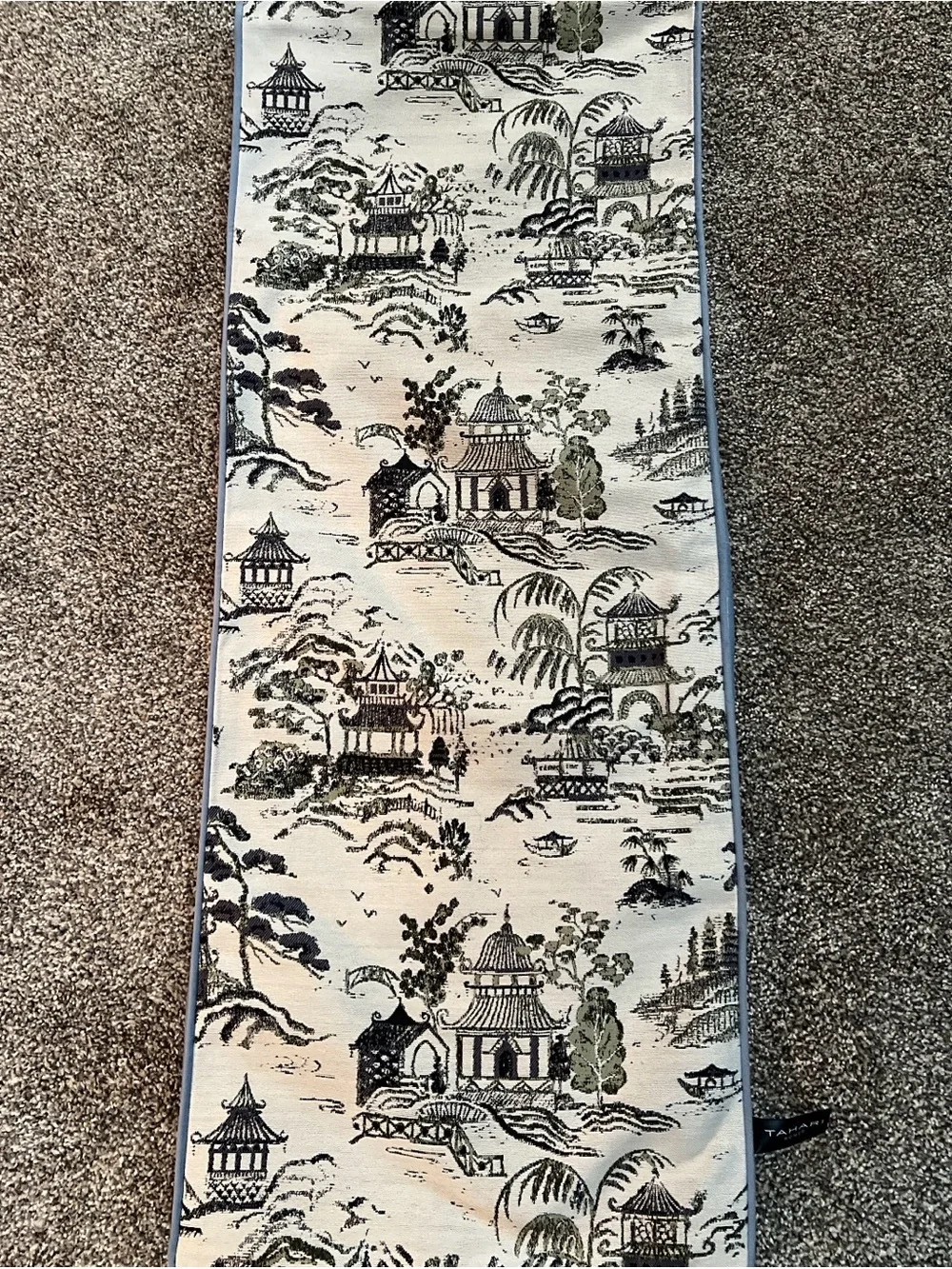 Tahari table runner - Picture 1 of 1